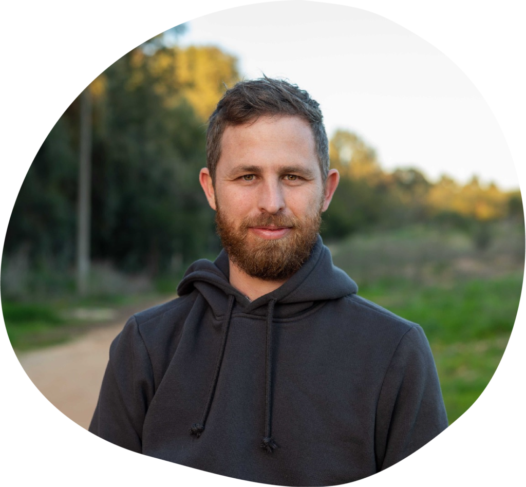 איש עומד בשדה